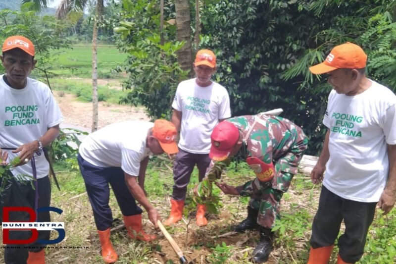 Kepala Desa Muncang Pimpin Penanaman Bibit Pohon di Kali Ciminyak