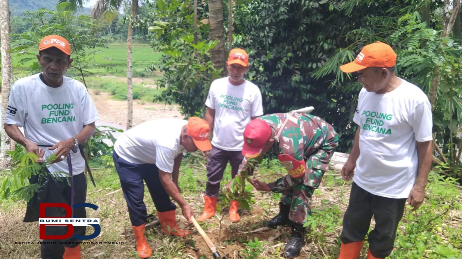 Kepala Desa Muncang Pimpin Penanaman Bibit Pohon di Kali Ciminyak