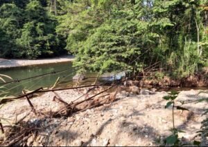 Kondisi jembatan gantung Desa Sangkanwangi, Kecamatan Leuwidamar, Kabupaten Lebak, yang rusak parah dan dikhawatirkan membahayakan keselamatan warga yang melintas setiap hari. (Istimewa)