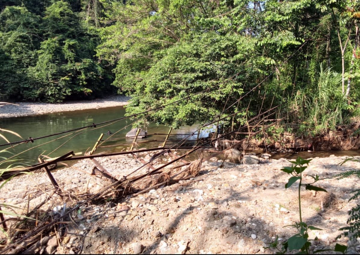 Kondisi jembatan gantung Desa Sangkanwangi, Kecamatan Leuwidamar, Kabupaten Lebak, yang rusak parah dan dikhawatirkan membahayakan keselamatan warga yang melintas setiap hari. (Istimewa)