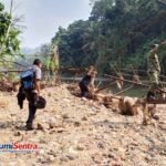 Kondisi jembatan gantung ambruk di Desa Sangkanwangi, Leuwidamar, Lebak, membuat mobilitas warga di empat kampung lumpuh total. (Istimewa).