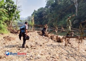 Kondisi jembatan gantung ambruk di Desa Sangkanwangi, Leuwidamar, Lebak, membuat mobilitas warga di empat kampung lumpuh total. (Istimewa).