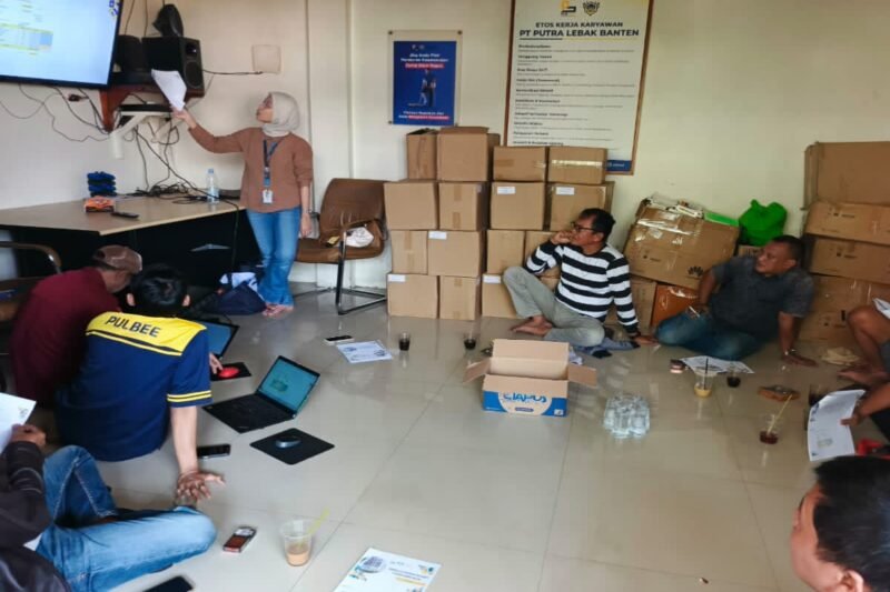 Kepala Marketing PT PLB NET saat sosialisasi transformasi kemitraan bersama mitra di Lebak.