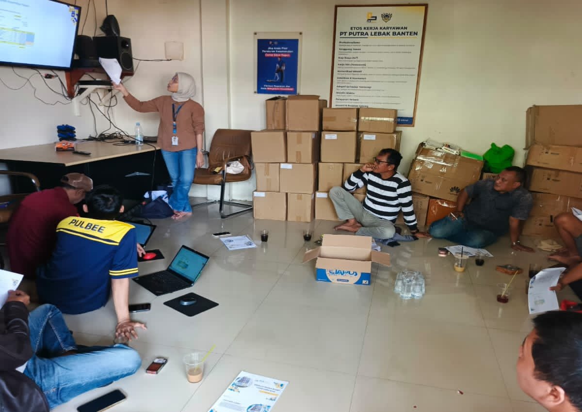 Kepala Marketing PT PLB NET saat sosialisasi transformasi kemitraan bersama mitra di Lebak.