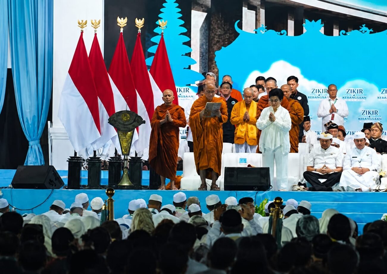 Tokoh lintas agama memimpin doa pada Zikir dan Doa Kebangsaan HUT Ke-81 RI di Monas.